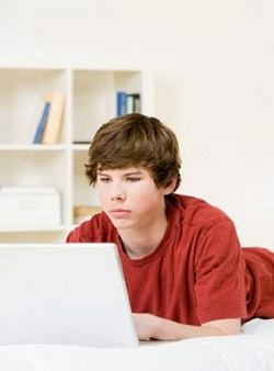 Tinédzserek millióit tilthatják el az internet használatától a szülői beleegyezés hiányában egy új EU jogszabály szerint