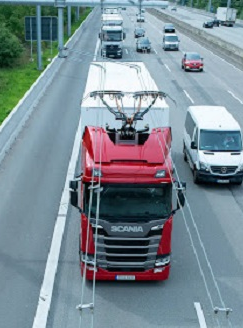 Németországban az újonnan bevezetett villamosított autópálya tölti a hibrid tehergépkocsikat vezetés közben