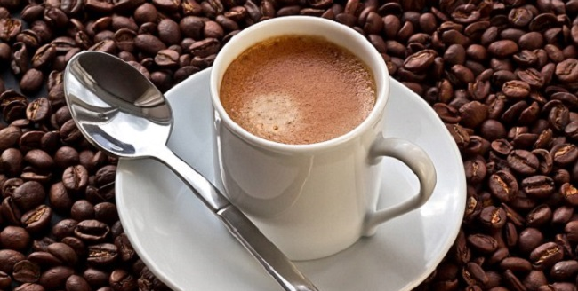 Napi három csésze kávé csökkenti az időskori demencia kialakulásának esélyét