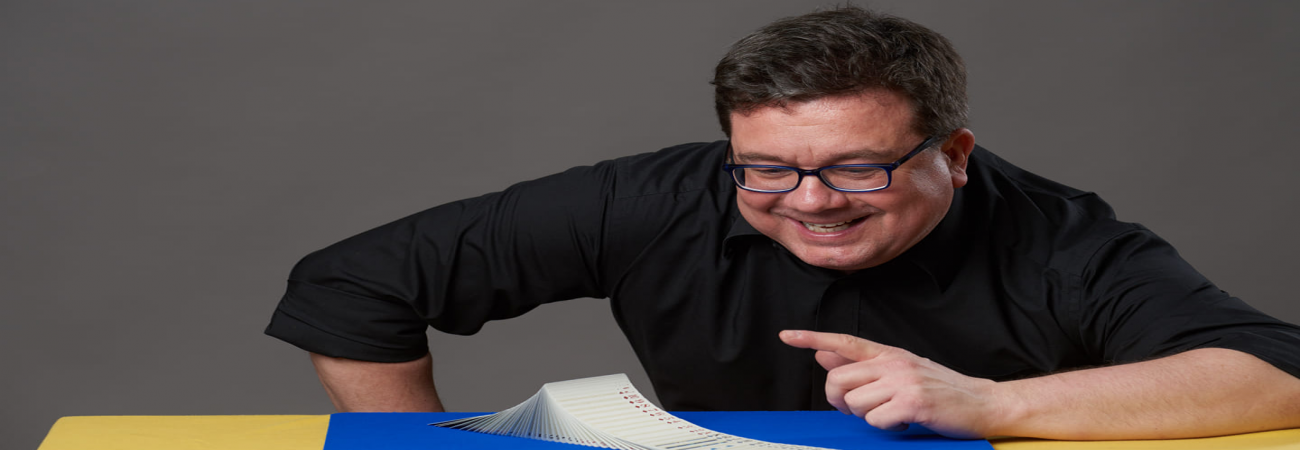 Varázslat a könyvtárban – Dr. Szabó G. Gábor kártyabűvész estje