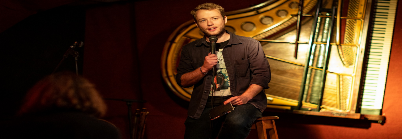 Hogy jutottunk idáig? A stand-up-tól a régészetig – Ligeti Dániel régész és humorista beszélgetőestje