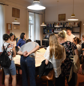 Könyvtár, ami összeköt ösztöndíjasaink látogatása