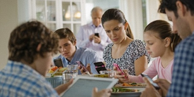 Te is több időt töltesz a telefonoddal, mint a családoddal?